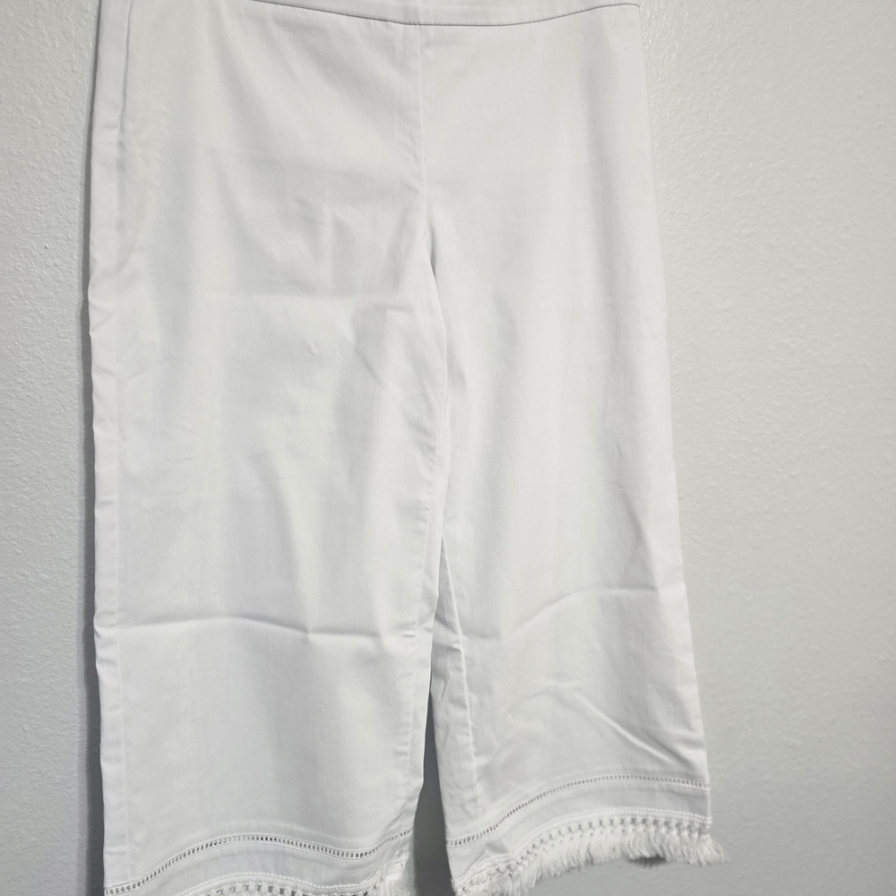 JM Collection White Fringe Hem Capris
